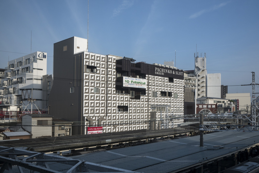 EAGLE R-1  十三駅東口店